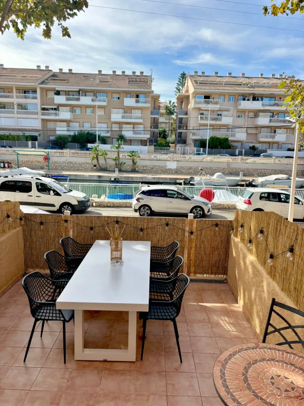 Uitkijk van het terras, overdag, met een tafel en zes stoelen
