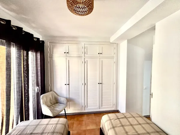 Hoge kast in de muur van slaapkamer 2, tegenover twee bedden